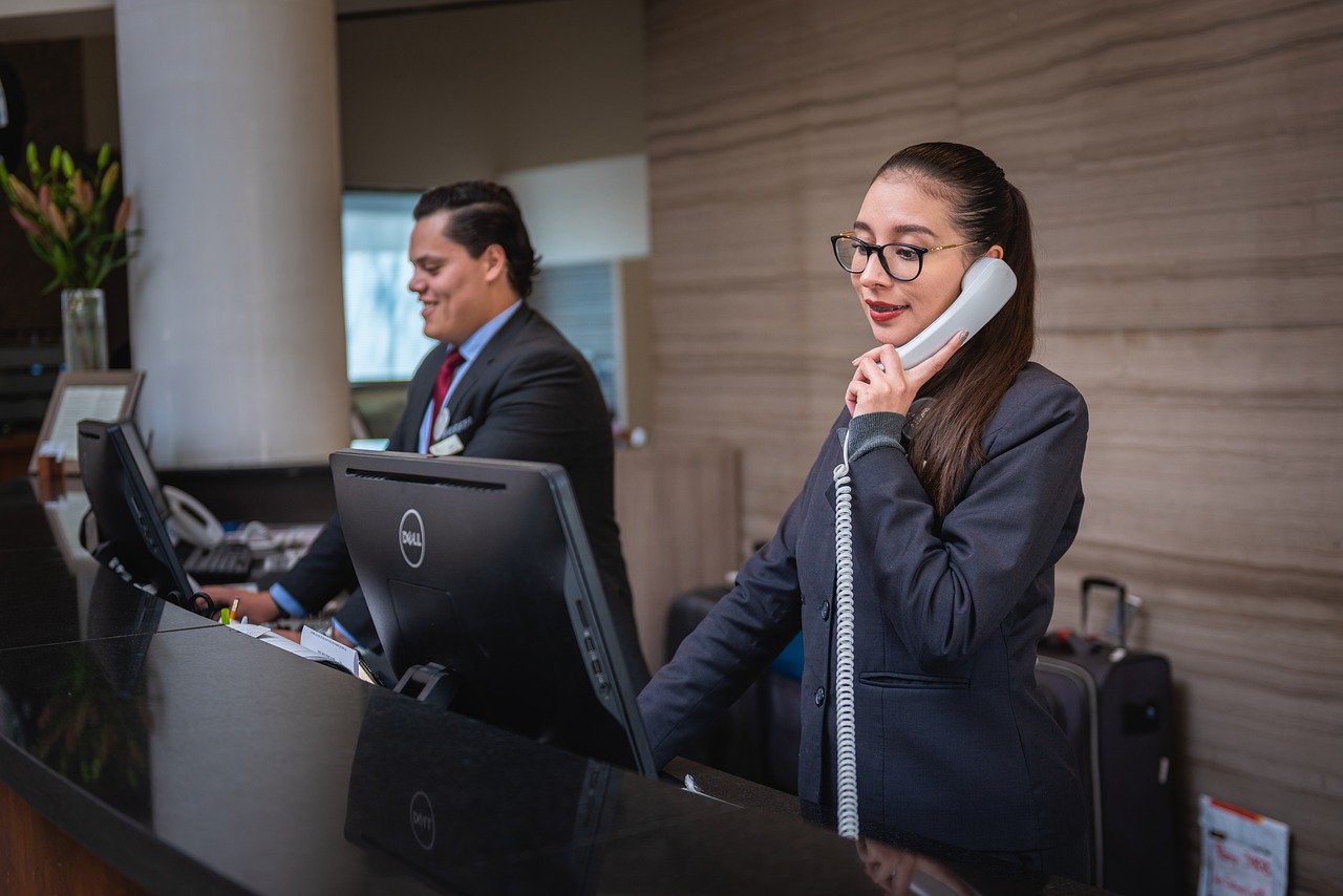 Receptionists Phone Call Hotel  - Rodrigo_SalomonHC / Pixabay